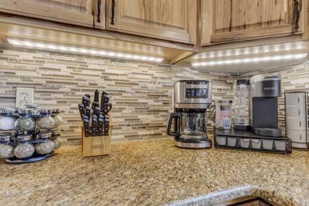 Cabin~Views~Heart Of Town~W&D~Fireplace~Kitchen Уудланд Парк Екстериор снимка